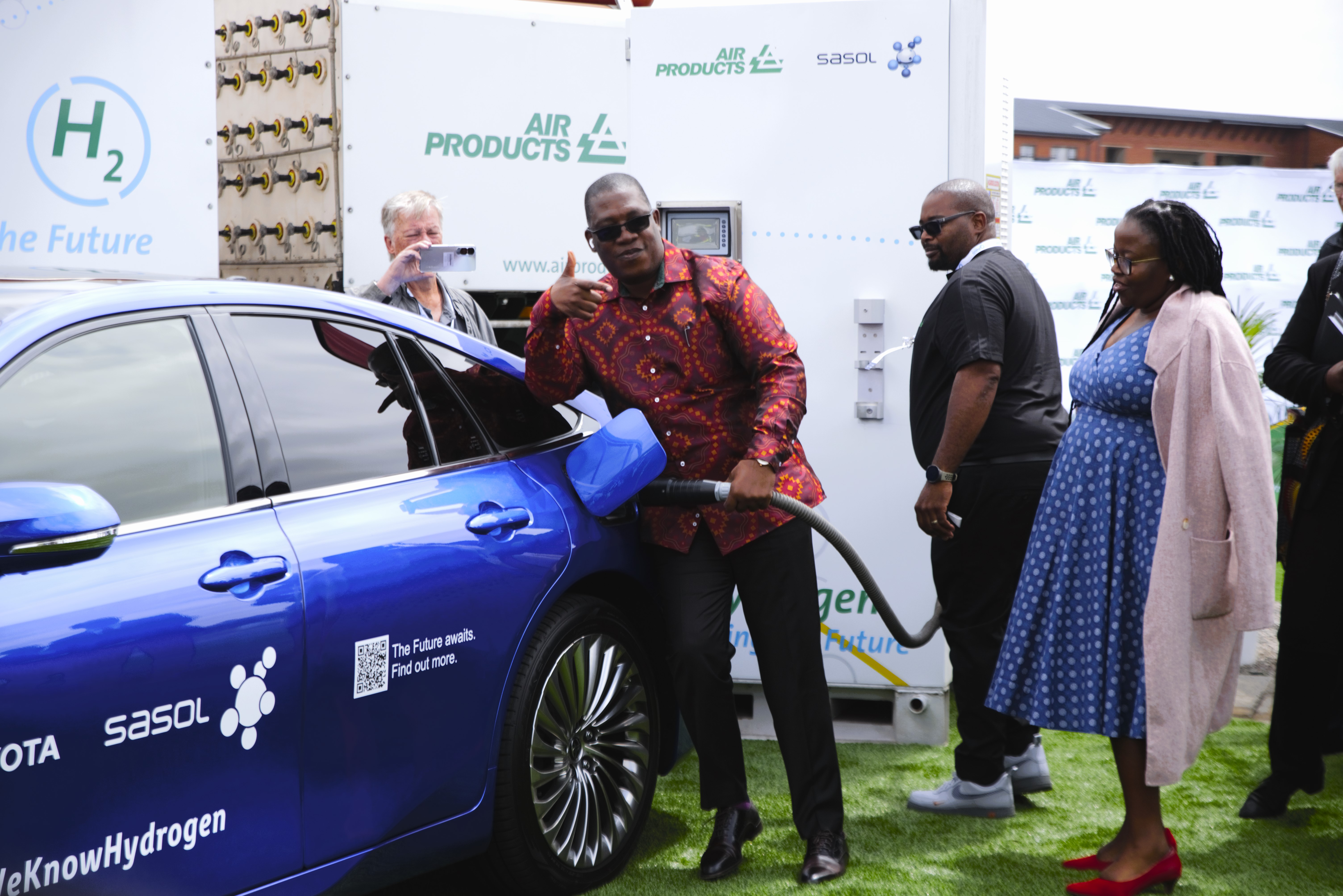 Gauteng Premier Panyaza Lesufi demonstrates the process of fuelling the vehicle with Hydrogen